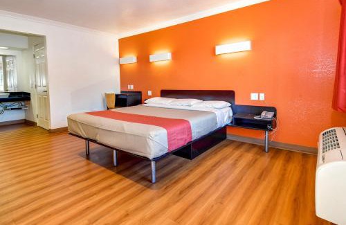 Garden Grove Hotel | Motel 6 Garden Grove