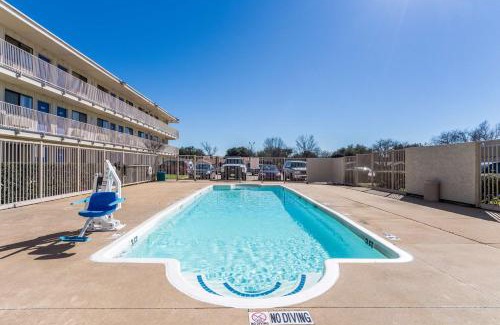 Garland Hotel | Motel 6-Garland, TX - Dallas