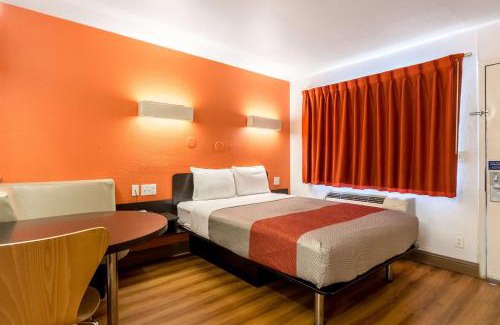 Garland Hotel | Motel 6-Garland, TX - Dallas