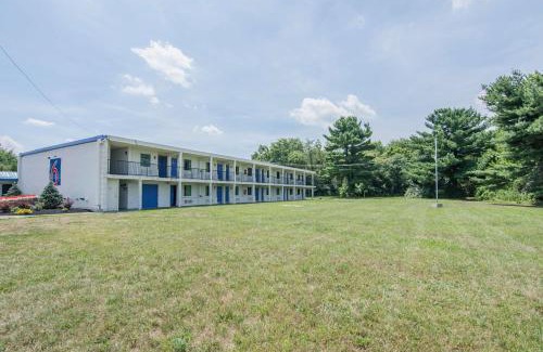 Glassboro Hotel | Motel 6-Glassboro, NJ - Rowan University