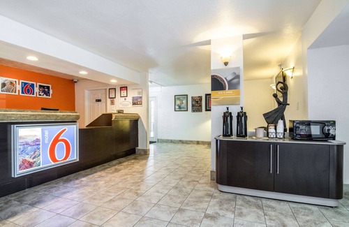Glendale Hotel | Motel 6 Glendale, AZ