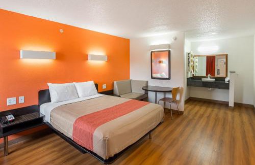 North Arlington Hotel | Motel 6-Grand Prairie, TX - Near Six Flags Drive