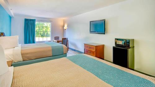 Grand Rivers Hotel | Motel 6-Grand Rivers, KY
