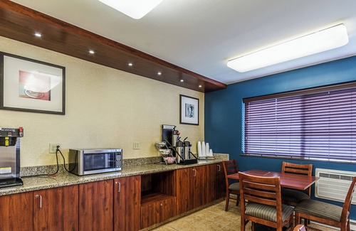 Ashwaubenon Hotel | Motel 6 Green Bay, WI - Lambeau