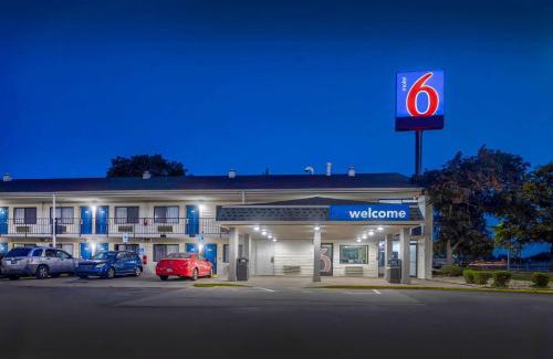 Hammond Hotel | Motel 6-Hammond, IN - Chicago Area