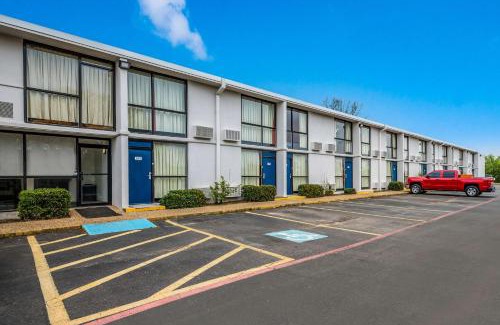 Henderson Hotel | Motel 6-Henderson, TX
