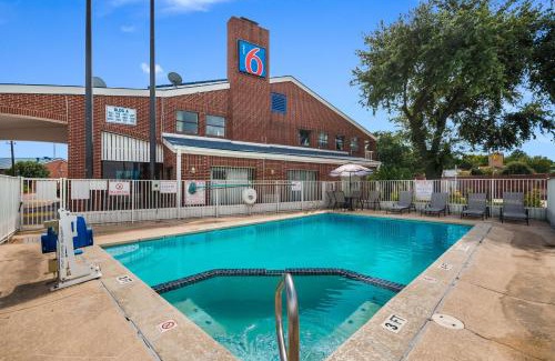 Brookhollow Hotel | Motel 6-Houston, TX - Brookhollow