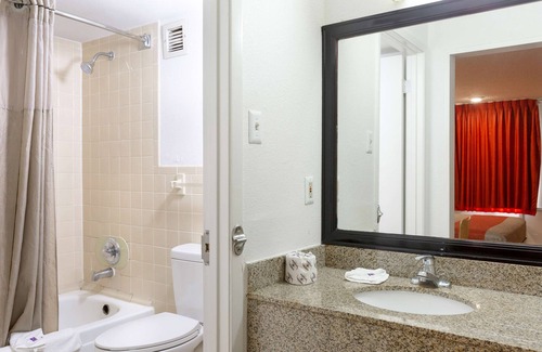 North Shore Hotel | Motel 6 Houston, TX - East