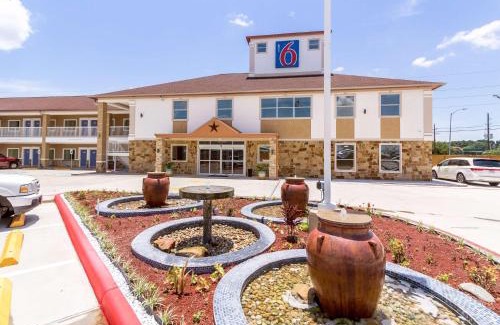 Greater Greenspoint Hotel | Motel 6-Houston, TX - North