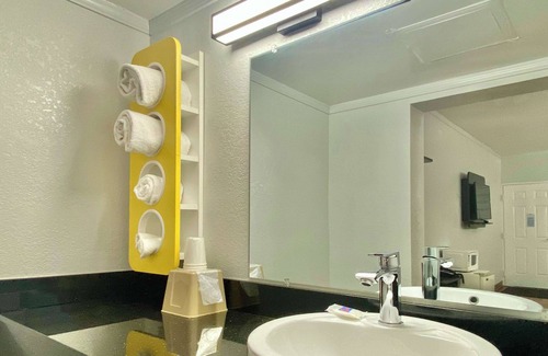 Huntington Hotel | Motel 6 Huntington, WV