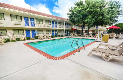 Huntsville Hotel | Motel 6-Huntsville, TX