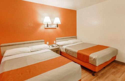 Huntsville Hotel | Motel 6-Huntsville, TX