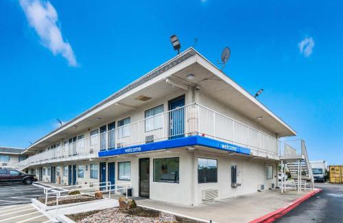 Irving Hotel | Motel 6-Irving, TX - Dallas