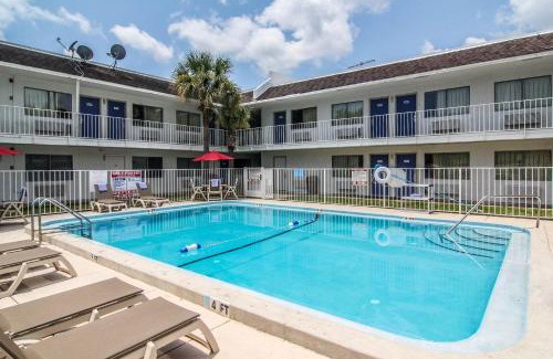 Doctors Inlet Hotel | Motel 6-Jacksonville, FL - Orange Park