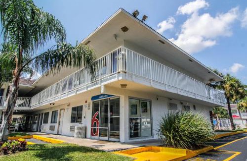 Doctors Inlet Hotel | Motel 6-Jacksonville, FL - Orange Park