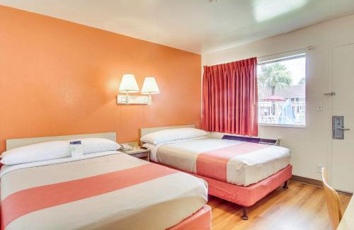 Doctors Inlet Hotel | Motel 6-Jacksonville, FL - Orange Park