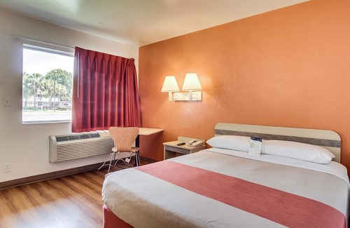 Doctors Inlet Hotel | Motel 6 Jacksonville, FL - Orange Park