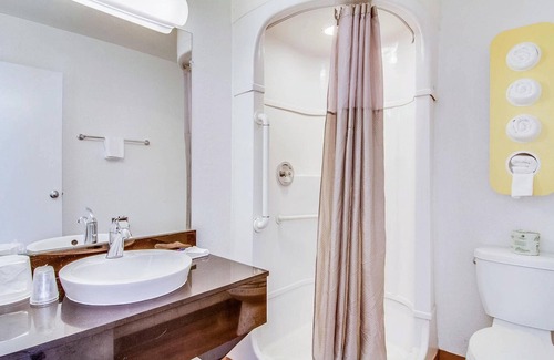 Doctors Inlet Hotel | Motel 6 Jacksonville, FL - Orange Park