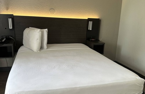 Doctors Inlet Hotel | Motel 6 Jacksonville, FL - Orange Park