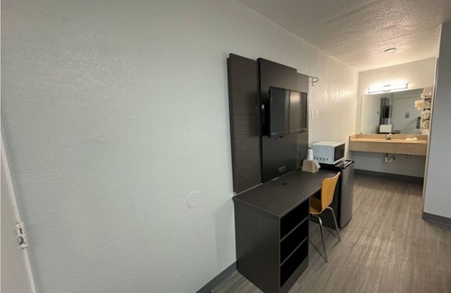 Janesville Hotel | Motel 6 Janesville, WI
