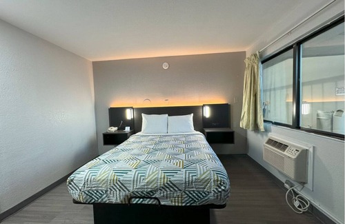 Janesville Hotel | Motel 6 Janesville, WI
