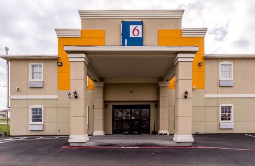 Pleasanton Hotel | Motel 6-Jourdanton, TX