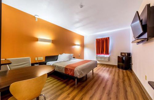 Pleasanton Hotel | Motel 6-Jourdanton, TX