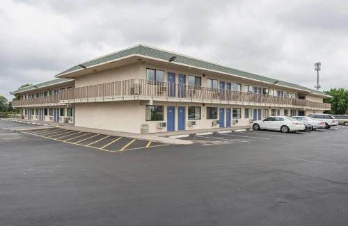 Waldron Hotel | Motel 6 Kansas City, MO - Airport