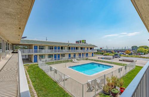 Waldron Hotel | Motel 6 Kansas City, MO - Airport