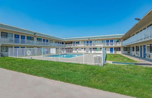 Waldron Hotel | Motel 6 Kansas City, MO - Airport