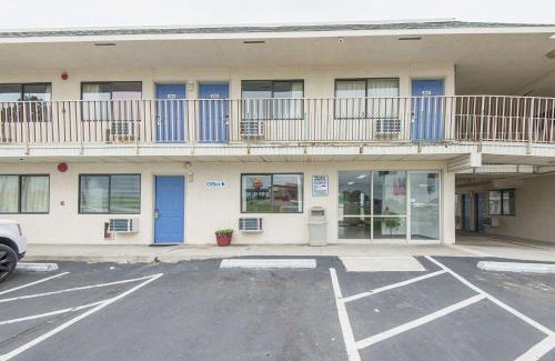 Waldron Hotel | Motel 6 Kansas City, MO - Airport