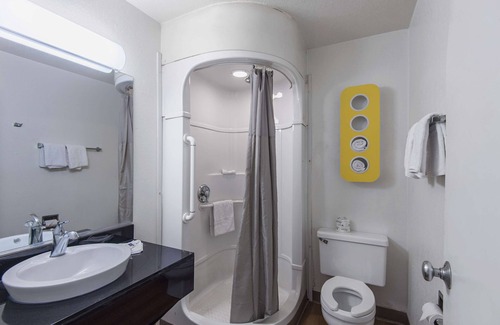 Waldron Hotel | Motel 6 Kansas City, MO - Airport