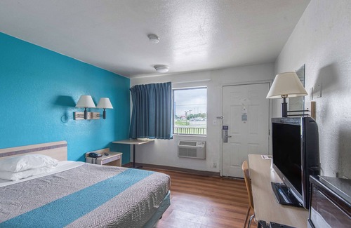 Waldron Hotel | Motel 6 Kansas City, MO - Airport