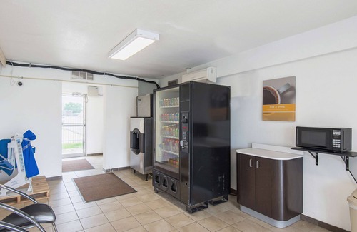 Waldron Hotel | Motel 6 Kansas City, MO - Airport