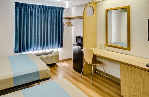 Barker Hotel | Motel 6 Katy, TX - Houston