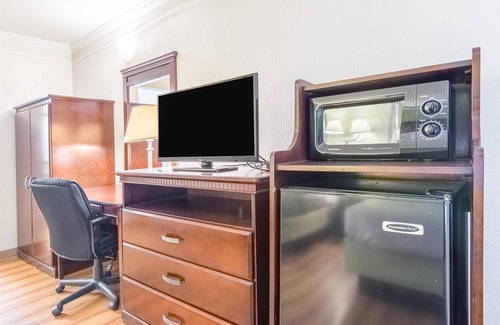 Kingsburg Hotel | Motel 6 Kingsburg, CA