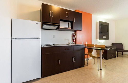 Kingston Hotel | Motel 6 Kingston, ON