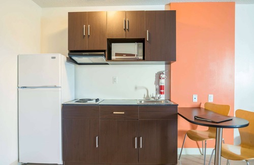 Kingston Hotel | Motel 6 Kingston, ON