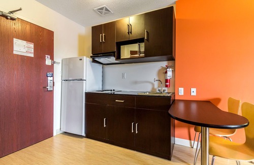 Kingston Hotel | Motel 6 Kingston, ON