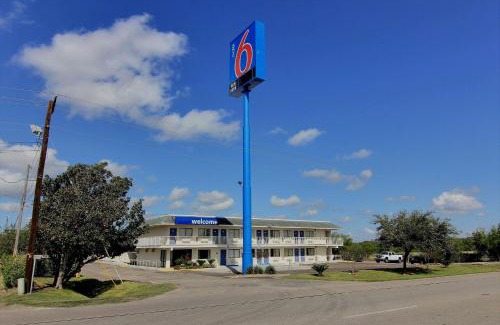 Kingsville Hotel | Motel 6-Kingsville, TX