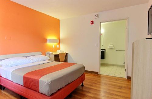 Kingsville Hotel | Motel 6-Kingsville, TX