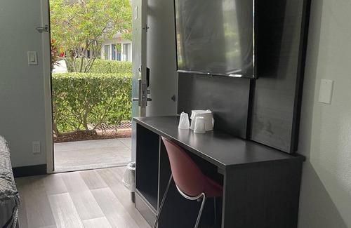 Lantana Hotel | Motel 6 Lantana, FL