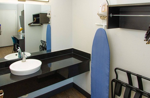 Lantana Hotel | Motel 6 Lantana, FL