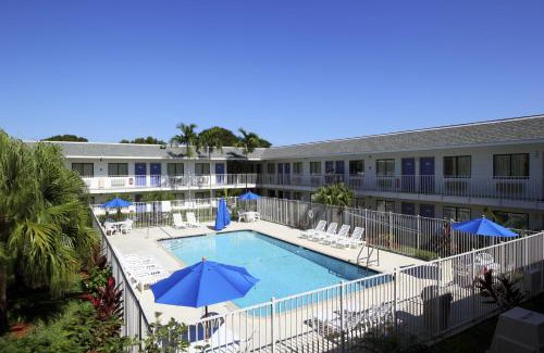 Lantana Hotel | Motel 6-Lantana West Palm Beach, FL