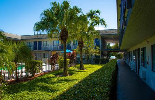 Lantana Hotel | Motel 6-Lantana West Palm Beach, FL