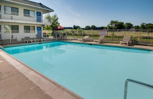 Lenexa Hotel | Motel 6-Lenexa, KS - Kansas City Southwest
