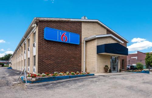Madison Hotel | Motel 6-Madison, WI - East