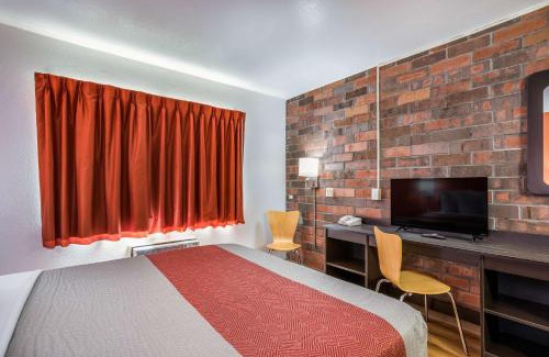 Madison Hotel | Motel 6-Madison, WI - East