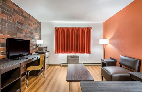 Madison Hotel | Motel 6 Madison, WI - East