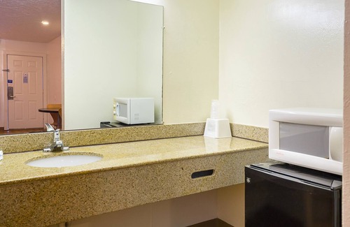 Madisonville Hotel | Motel 6 Madisonville, TX